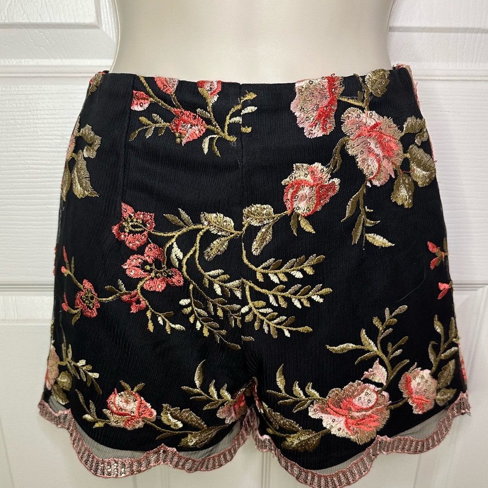 SOLD -Angel Biba high-waisted floral embroidered shorts - Picture 3 of 7